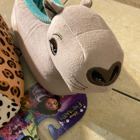 Disney Encanto plush slippers - Picture 5 of 12